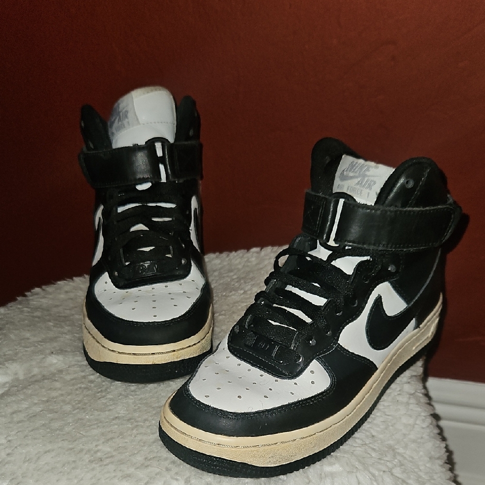 Nike Women's Black and White Athletic Shoes